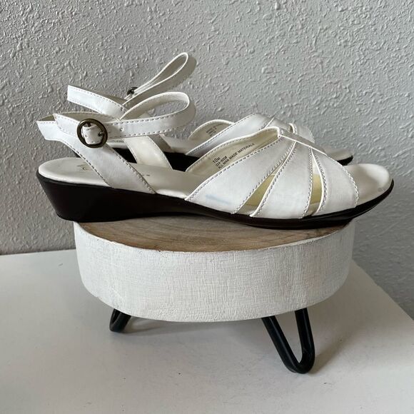 Cabin Creek White Sandals Size 10M EUC - Picture 4 of 7